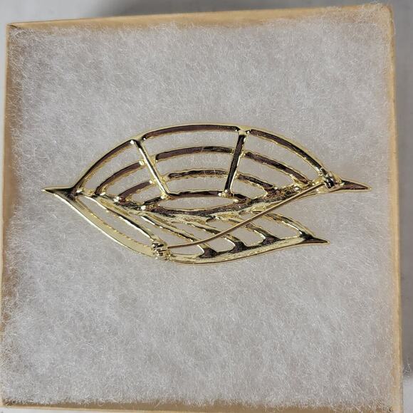 Gold Tone Leaves Classic Openwork Retro Feminine Floral Brooch - Picture 2 of 3